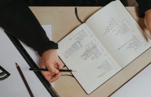 如何用AI优化LinkedIn运营岗位简历中的工作或实习经历？
